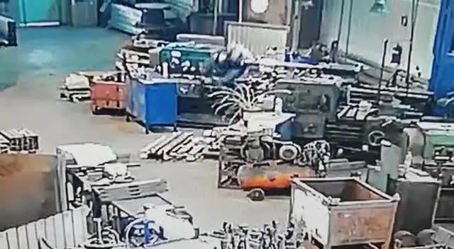 Preview for Người đàn ông bị quấn vào máy tan xác